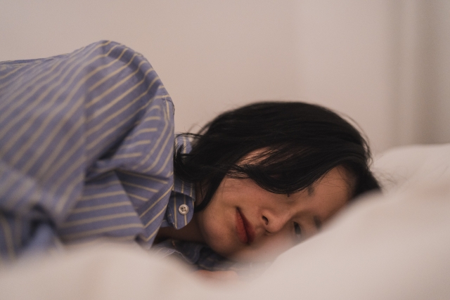 眠る女性