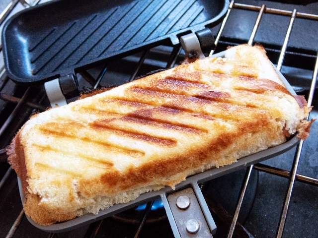 バウルーで焼いたホットサンド