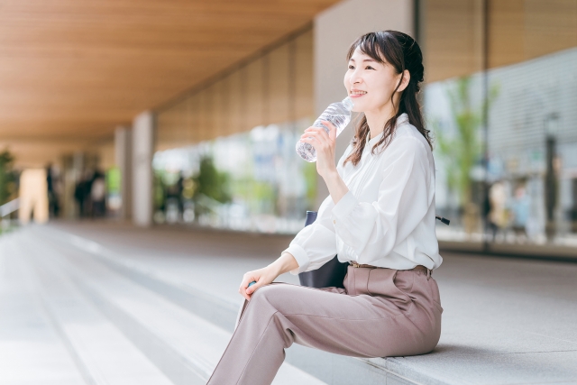 休憩する女性