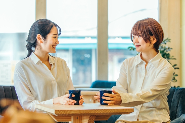 会話する女性