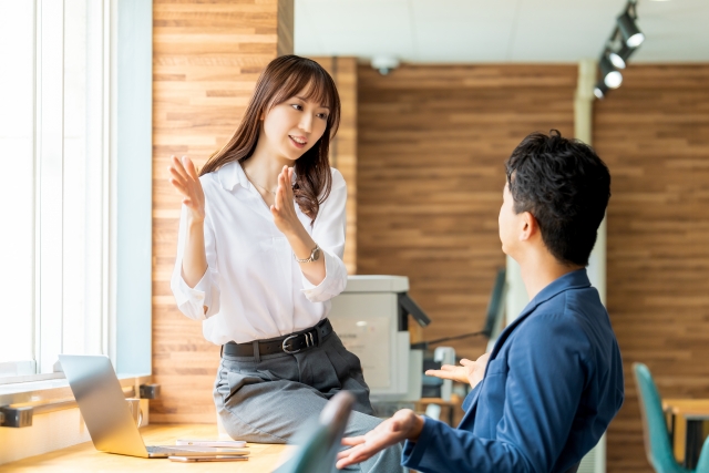 オフィスで会話する男女