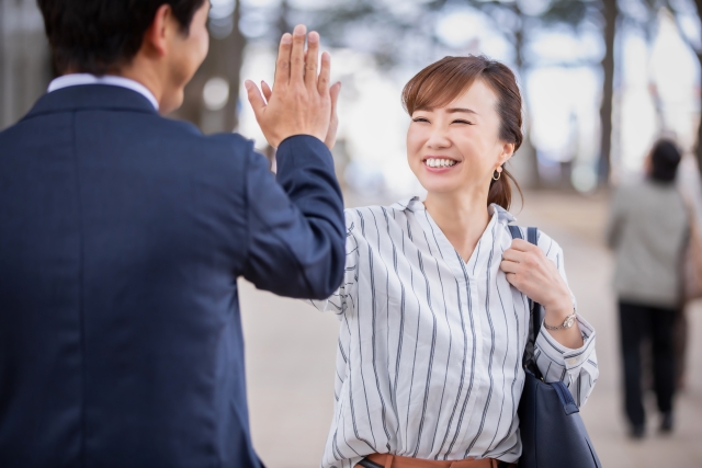 ハイタッチする男女