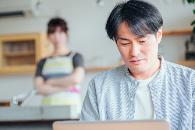 パソコンをする男性