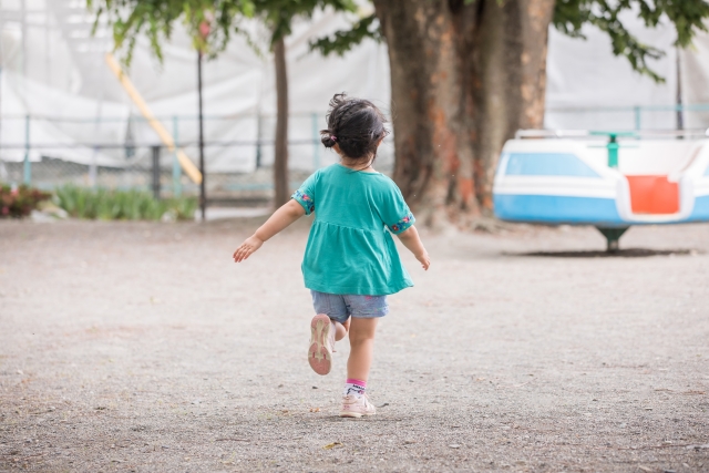 公園で走る子供