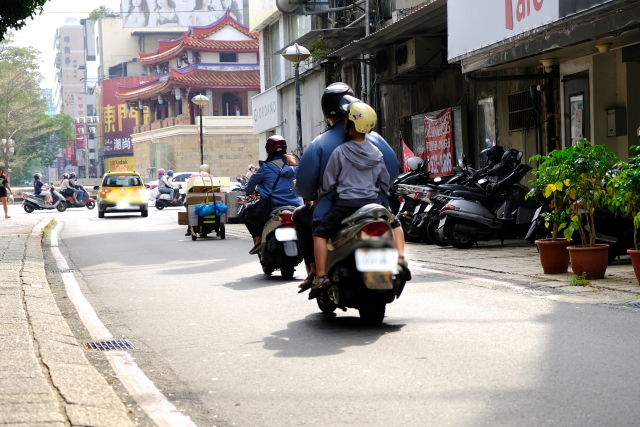 バイクを乗る台湾の人