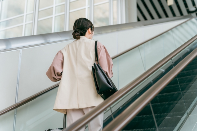 エスカレーターに乗る女性