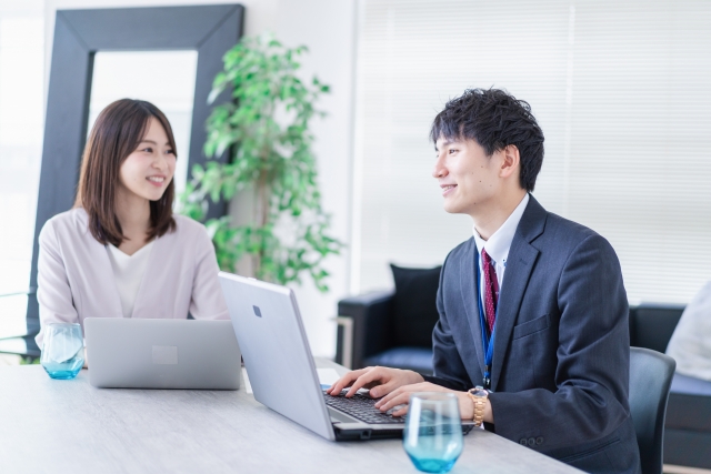 オフィス内の男女