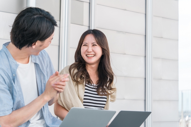 楽しそうに会話する男女