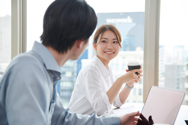 笑顔で男に話しかける女性