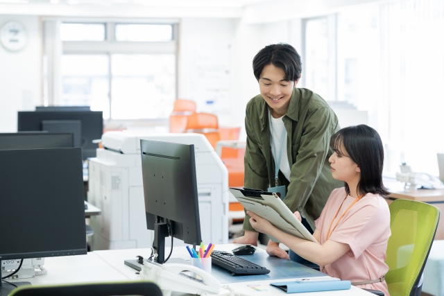 オフィスで会話する男女