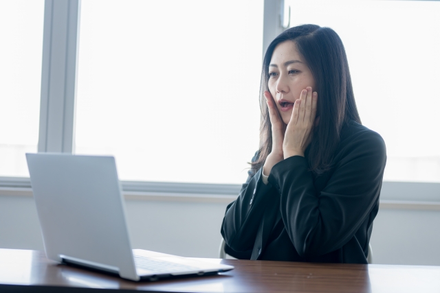 驚愕する女性