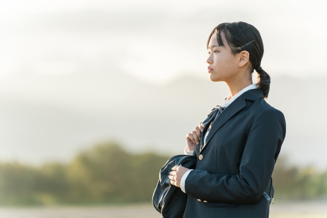 遠くを見つめる女子中学生