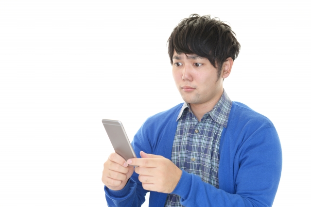 スマホを見る男性