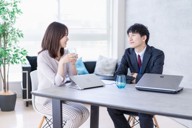 オフィスで会話する男女