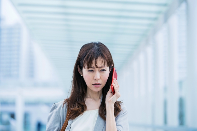 電話する女性