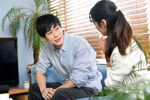 会話する男女