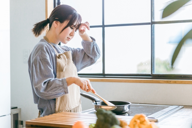 料理する女性