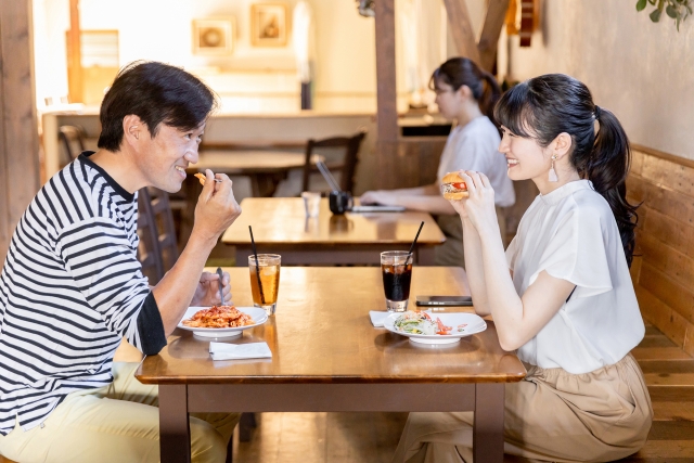 カフェの男女