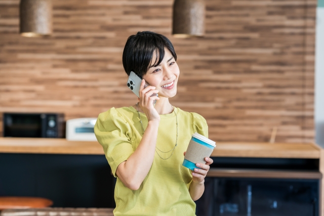 電話する女性