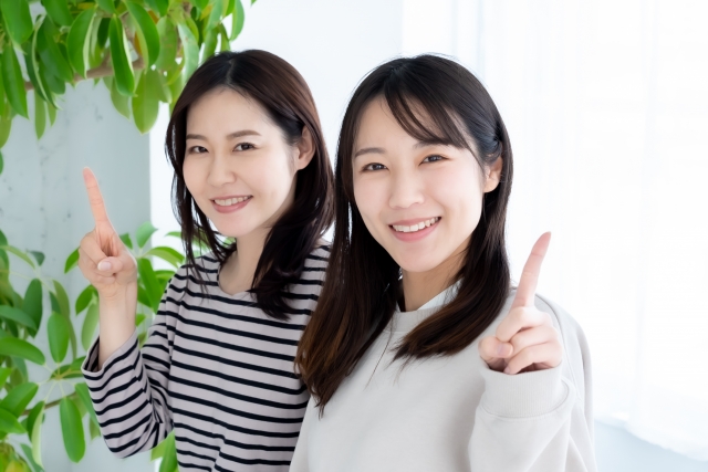 指差し女性2人組