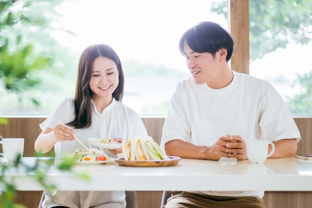 朝食を食べる夫婦