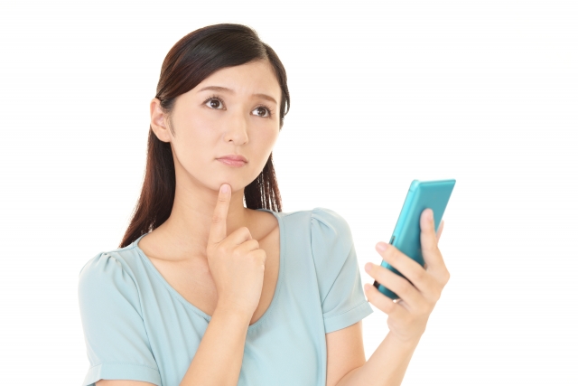 スマホをする女性