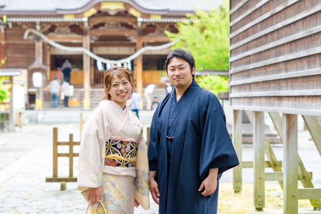 神社デートするカップル