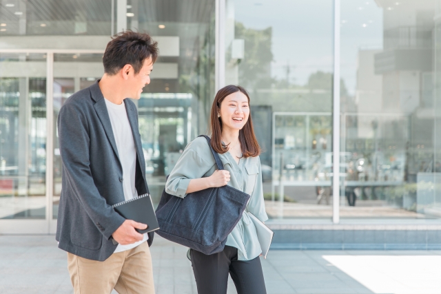 会話する男女