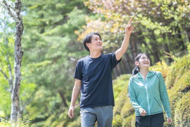 散歩する男女