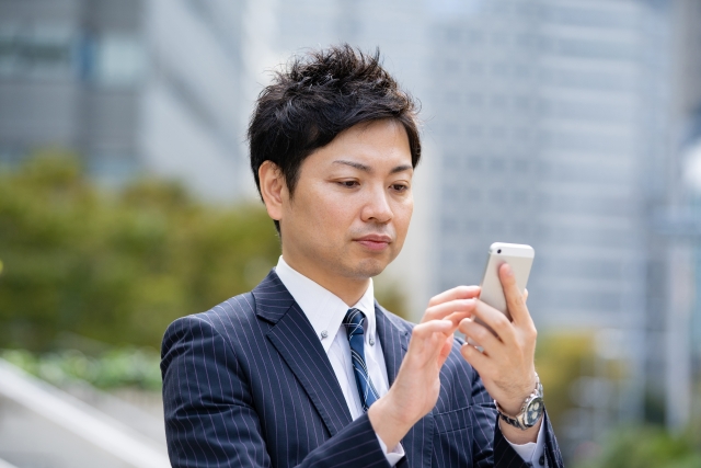 スマホを見る男性