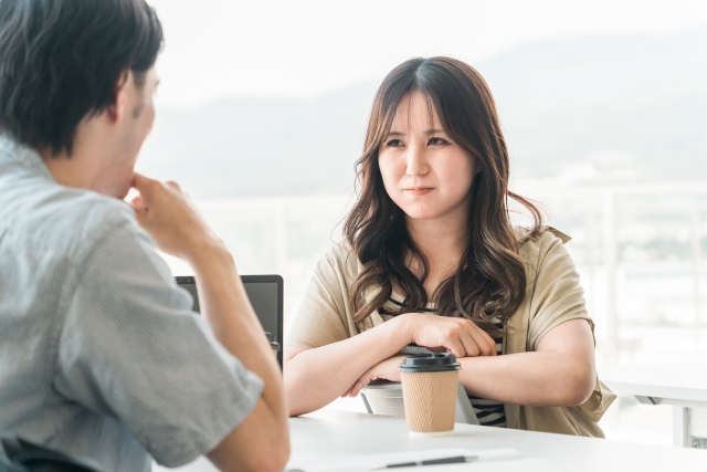 会話する男女