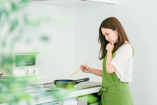 考える女性