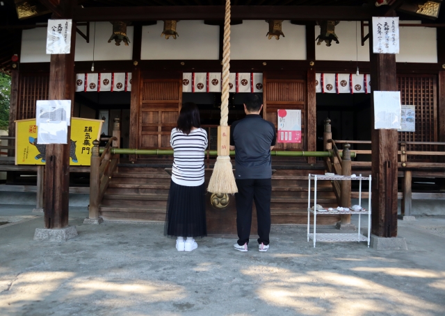 参拝する男女