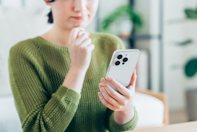 スマホを見つめる女性