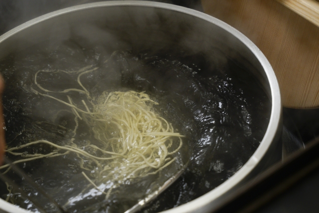 麺を茹でる